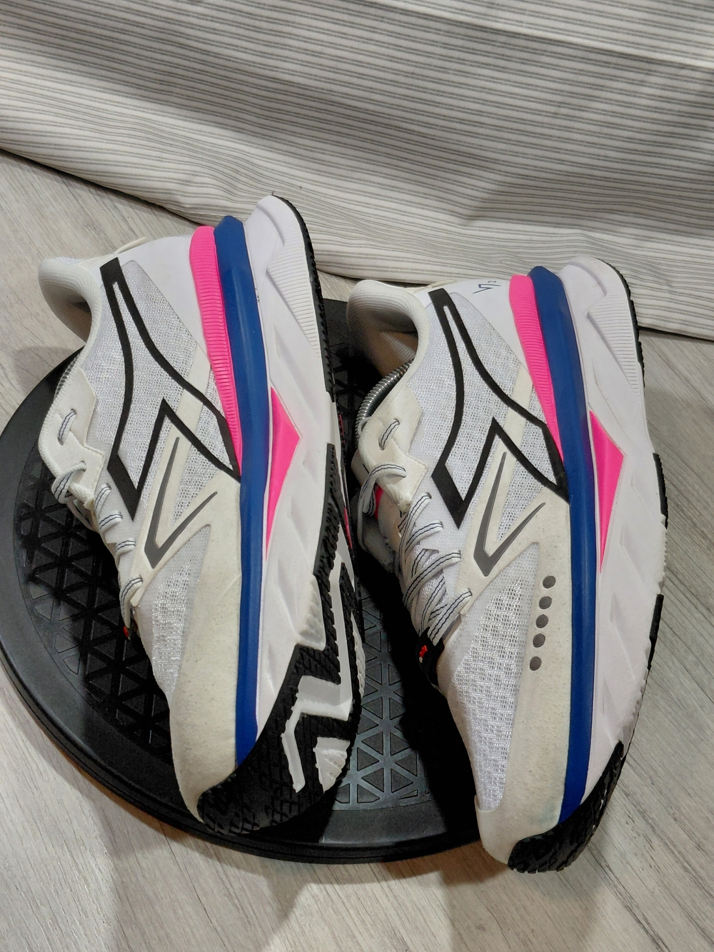 Diadora Mens V7000-2 Italian White Running Shoes with Pink & Blue Accents M10.5 - Picture 11 of 16